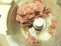 フードプロセッサーに、牛肉と豚肉の薄切りを入れ、ひき肉状に砕く。塩、こしょう、卵を入れて混ぜて取り出す。<br />