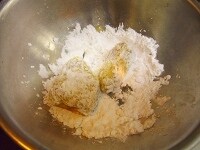 卵を溶き、容器に入れておく。また片栗粉をバットやボウルに入れておく。 肉を取り出し、溶き卵をつけて、片栗粉をまぶしつける。