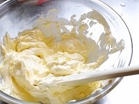 クリームチーズは電子レンジに1分ほどかけて柔らかくし、へらでポマード状になるまで練る。 