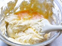 卵黄と卵白を少しずつ加え、ダマにならないよう混ぜ合わせる。 