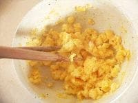 耐熱容器に卵、酒、塩、砂糖を入れてかきまぜ、電子レンジに20秒かけて取り出して箸で混ぜ、次に10秒レンジにかけて混ぜ、、といった風に数回繰り返して煎り卵を作る。 <br />