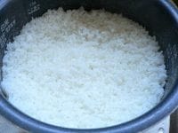 炊く1時間以上前にといで炊き上げる。自然乾燥米の新米は、機械乾燥米より弱冠水の量を減らす。炊けたら、すぐに食べない場合でも、そのままにしないで、ふんわりかき混ぜておく。<br />
