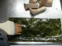 タラコの長さに合わせて切った海苔の両面に、ハケでごま油を塗る。<br />
<br />
適当に切ったエリンギにもごま油を塗って、塩コショウする。 <br />
<br />