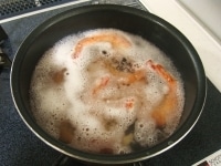 カキは大根おろしで洗います。鍋に水900mlを入れ沸騰させ塩を加えます。ここにカキと殻つきのえびを入れて一緒に10秒ほど湯通しします。水にとり、ザルにあげておきます。<br />