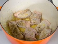 1cm厚の豚肉は食べやすい大きさに切り、塩こしょうをします。ニンニクの香りがたってきたら、豚肉の両面を、さっと焼きます。<br />