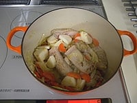 次にたまねぎのうす切りを加え炒めます。にんじんの薄切りを加え炒める。1cm厚に切った長いも、5cm長さに切った白菜も同じように加えて炒めます。<br />