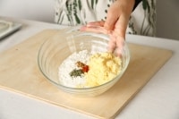 ボウルに2の粉類を入れ、粉チーズ、塩、スパイス3種を入れて、ホイッパーでよく混ぜる。