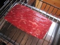 &nbsp;牛塊肉にサラダ油を薄く塗り、塩をふる。魚焼きグリルを中火で熱し、十分に熱くなったら肉を入れる。
