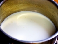 鍋に残りの牛乳と砂糖を入れて火にかける。沸騰直前で火を止め、5のゼラチンを加えてよく混ぜる。 