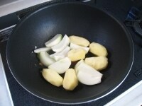 たらを焼いた鍋にオリーブオイルをさらに大さじ1入れて全体になじませ、中火にかけます。じゃがいもとたまねぎを2分ほど炒めます。<br />