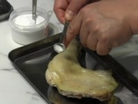 オーブンから取り出したら、鶏肉の重量をはかり、その0.8％の塩を表面にまんべんなくまぶす。