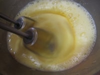 卵と卵黄を合わせて泡立てる。鍋にグラニュー糖と水を入れて沸騰させてシロップを作り、アツアツのシロップを少しずつ加えながら泡立て、お湯でふやかしたゼラチンを入れてさらによく混ぜる。