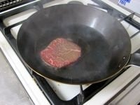 オーブンを160℃に予熱しておく。肉は常温になるまで戻し、黒胡椒と塩をふる。フライパンにサラダ油を入れて中火にかけ、バターを加え、熱くなったら牛肉を入れる。