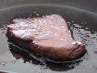 肉をオーブンに入れ（ここではオーブンに入れられる柄の短いフライパンを使用。ない場合はアルミや鉄などでできた耐熱の平皿に移して焼く）、5分～１０分程度、加熱する。加熱し終わったら取り出し、アルミホイルに包んで５分ほど寝かせて完成。