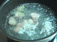 沸騰させたお鍋にスライスした生姜を入れ砂肝を下茹でする
