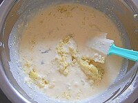 小麦粉、牛乳、生クリーム、きび砂糖、レモン汁、つぶしたさつまいもを加え、ゴムベラで混ぜ合わせ、サラダ油を塗った型に流し入れます。