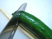 きゅうりを斜めに、菜箸まで切り込みをいれる。
