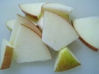 りんごをくし型に、芯をとって3mm幅の扇型に切る
変色防止用のレモン汁を加え混ぜる