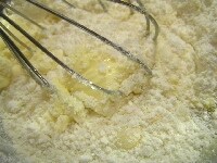 ボールにホットケーキミックス、牛乳、砂糖、溶き卵、バターを加えホイッパーで混ぜる