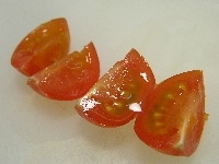 プチトマトを縦4等分に切り、オリーブを5mm幅の輪切りにする