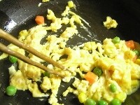 フライパンに油を加え熱し、2の卵液を加え、菜箸などでよく混ぜて、スクランブルエッグにする