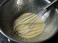 卵ときび砂糖をボウルに入れ、泡立て器で全体がもったりとした感じになるまでよく混ぜます。<br />