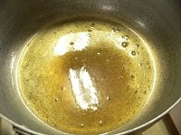 鍋に砂糖と水を入れて火にかけ、砂糖を溶かして煮詰める。まわりが薄く色づいたら、鍋をゆっくり回して混ぜ、薄いべっ甲色にして火を止める。