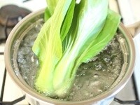 青梗菜など、ラーメンにのせるお好みの野菜を茹でておきます。