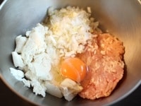 ボールに、鶏ひき肉、水を切った木綿豆腐、卵、みじん切りしたねぎ、おろした生姜、砂糖、すりごま、片栗粉、塩を入れて、よく混ぜ合わせます。