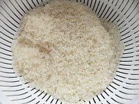 米は炊く30分前にといでザルに上げておく。<br />