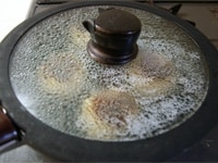 フライパンにサラダ油をひき、よく熱したところに、おやきを並べます。焼き色がつくまで焼いたらひっくり返し、水をフライパンのふちから加えて弱火にし、フタをして5分ほど焼きます。その後フタをとって、皮に焼き目がついたら、できあがり。
