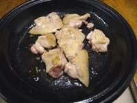 鶏もも肉は一口サイズに切り、塩、こしょうを振ります。鍋にサラダ油を入れ、鶏の両面を焼きます。<br />