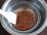 板チョコを刻み、ボウルに入れたら、50～55℃の湯せんにかけて溶かします。<br />