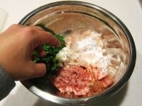 餡の材料をすべてボウルに入れ、全体に粘りが出るまで手で混ぜ合わせます。