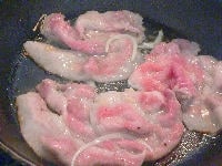 フライパンにごま油を熱し、豚肉を焼いていきます。両面に焼き色がつくまで、中火で焼きます。