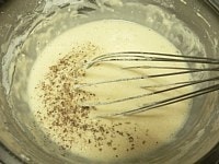 ボウルに卵を溶いて水でのばす。小麦粉を加え、泡だて器で混ぜ、塩こしょうする。<br />
