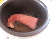 &nbsp;炊飯器の内釜に水と塩を入れてよく混ぜ、昆布、豚ヒレ肉を入れてふたをして保温ボタンを押す。