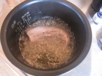 1時間30分から2時間程度で70℃近くになる。温度計を刺して豚ヒレ肉の内部が65℃以上になってれば、肉を取り出す。このとき、たんぱく質由来の老廃物は煮汁のなかで凝固している。