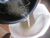 煮汁をキッチンペーパーなどで漉す。漉したものは水で薄めてスープとして使用できる。