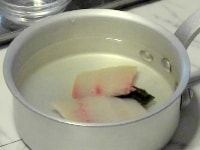 鍋に水400mlと日本酒、塩を入れて塩が溶けるまでよく混ぜる。昆布に切り込みを入れて加え、皮目を下にした鯛を昆布の上にのせてそのまま10分おく。その間にふきは塩ずりして茹でて皮をむいておく。