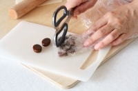 コーヒーキャンディーを厚手のビニール袋に入れ、重さのあるメタル製の道具で砕いておく。