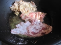 肉の両面を焼いたらフライパンの端の方に寄せ、次々に揚げ炒める。