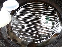 揚げ鍋の底に敷き、油を注ぎ入れる。