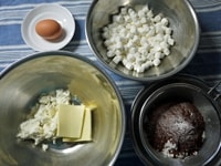 卵、バター、ショート二ングを室温に戻します。薄力粉、カカオパウダー、塩を合わせてふるっておきます。<br />