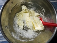 バター、ショート二ングをゴムべらでクリーム状になるまでよく混ぜます。さらにグラニュー糖を加え、全体がなめらかな状態になるまで混ぜます。