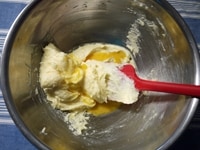 ときほぐした卵を2～3回に分けて加え、そのつどゴムべらでよく混ぜます。