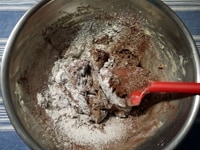 ふるっておいた粉類を2回に分けて加え、粉っぽさがなくなるまでさっくりと混ぜます。マシュマロを加え、混ぜます。