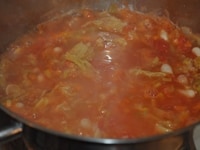 2のキャベツがしんなりと馴染んだら、トマトの水煮缶を入れ、タイム、ローズマリーのハーブを加えて煮込み、沸騰したら、30分程弱火でコトコト煮込む。
