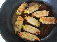 先に混ぜた調味料を加え、肉を転がしながら、絡め焼いていきます。<br />
焼きあがりをお好みで半分に切れば、切り口も彩り鮮やかな野菜肉巻きになります。