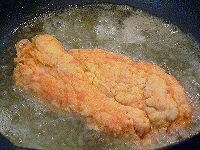 下味をつけた鶏肉を溶き卵にくぐらせ、片栗粉をまぶします。深めのフライパンに揚げ油を熱し、170度で4～5分揚げ、表面がきつね色になったらひっくり返し、さらに4～5分揚げて中心まで完全に火を通します。